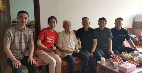 千里奔赴暖桑榆 异地慰问送真情