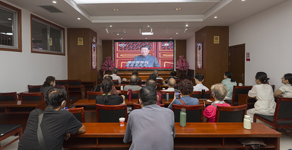 常德市商务局退管中心组织集中收看纪念中国人民抗日战争暨世界反法西斯战争胜利80周年大会