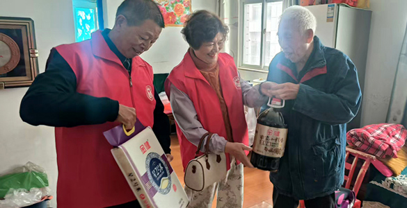 常德市商务局退管中心离退休干部第一党支部开展“银龄互助 爱在社区”重阳节主题活动