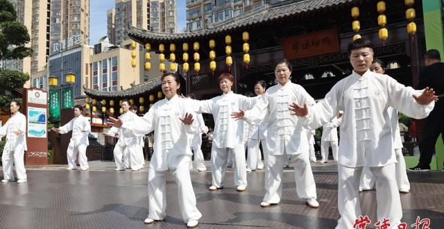 摩肩接踵 盛景如织 “五一”首日常德河街化身欢乐海洋